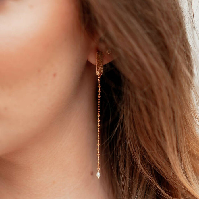 Boucles d'oreilles fines et pendantes en plaqué or et perles