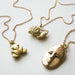 Collier pendentif lion en laiton par Ines&Litza sur la ruée