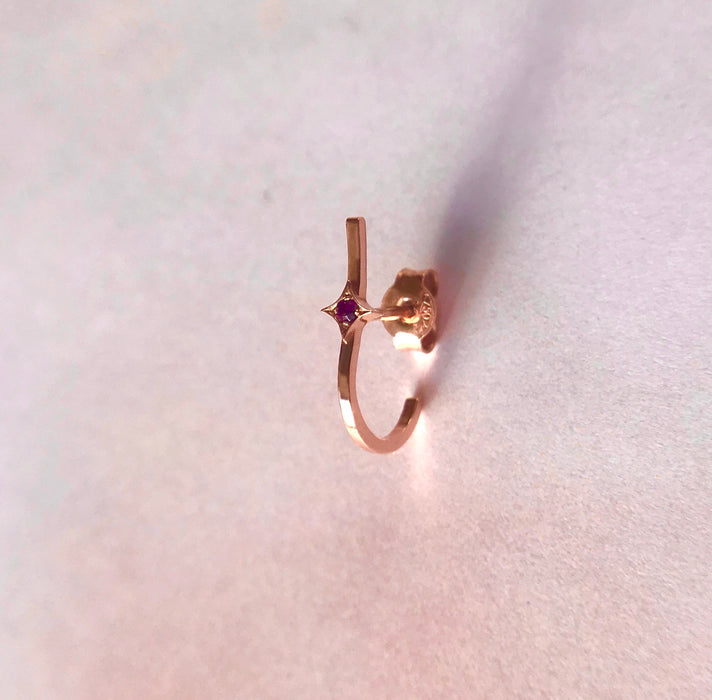 Boucle d'oreille créole en or rose et étoile incrusté d'une améthyste réalisée par Horah vendue sur la Ruée