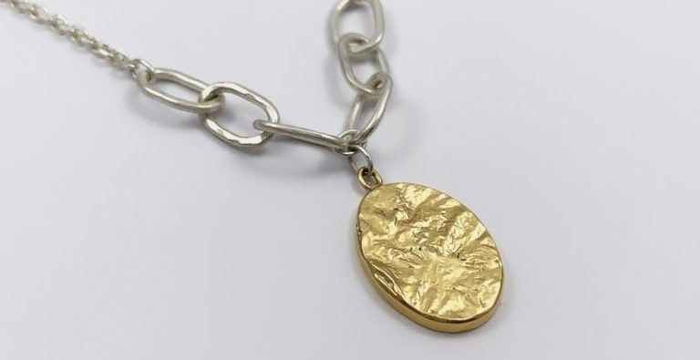 Collier médaillon en plaqué or et chaine en argent