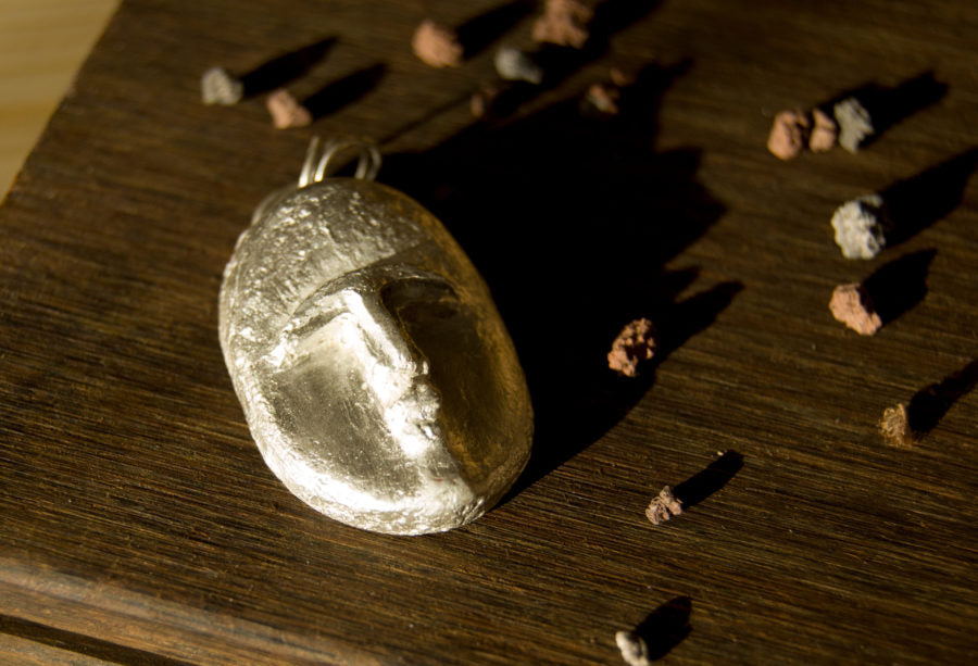 Collier pendentif masque en bronze sur la ruée par Ines&litza