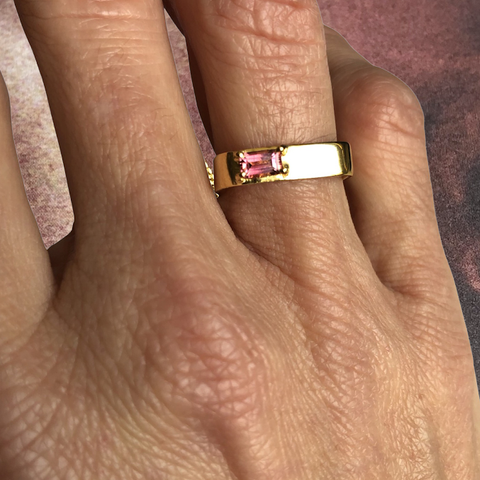 Bague sertie d'une pierre fine colorée