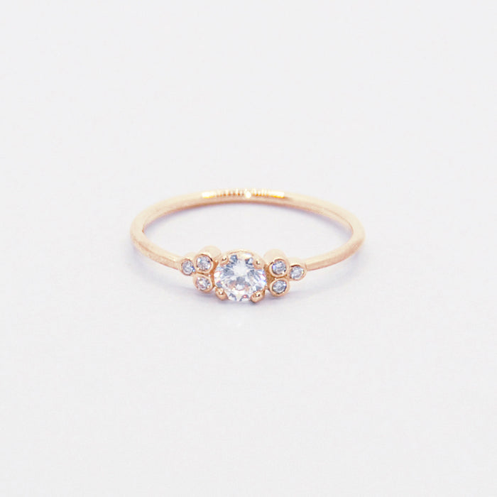 Bague fine en or sertie de diamants