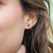 Boucle d'oreille en Or jaune décorée de Saphirs bleu et jaune | Bijoux pour femme | La Ruée