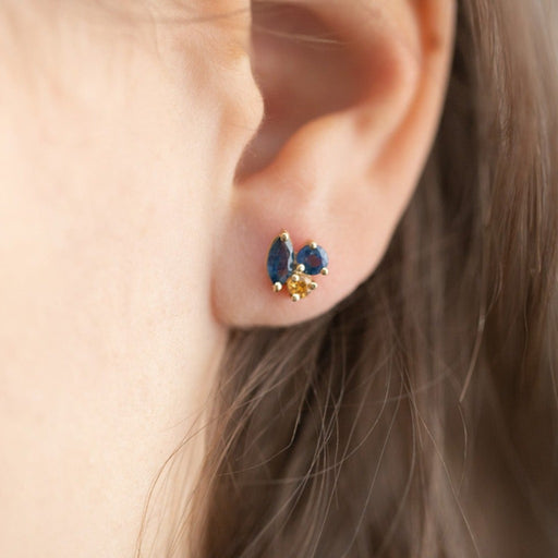 Boucles d'oreilles en Or jaune incrustées de Saphirs bleu et jaune | Bijoux pour femme | La Ruée