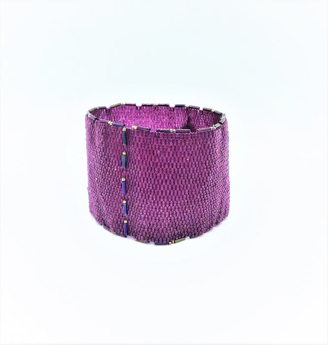 Manchette en perles de verre violette