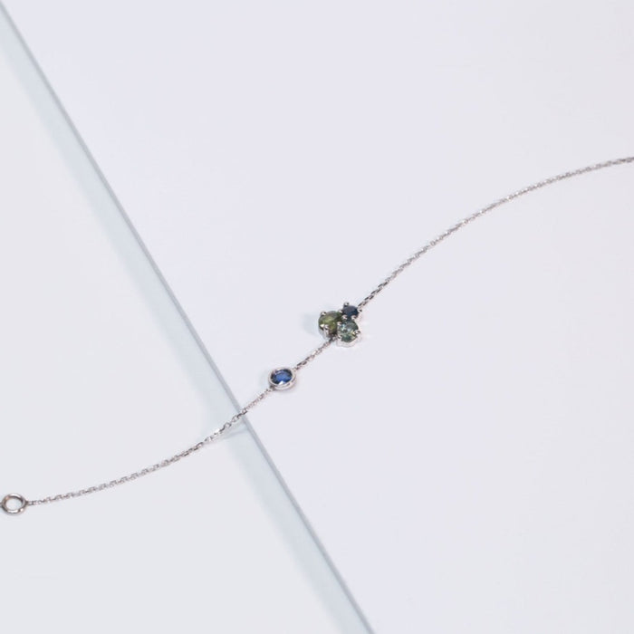 Bracelet en Or blanc décoré d'un mélange de Saphirs bleu et vert | Bijoux pour femme | La Ruée
