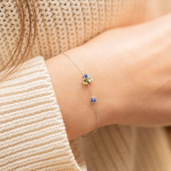 Bracelet en Or blanc décoré d'un mélange de Saphirs bleu et vert | Bijoux pour femme | La Ruée