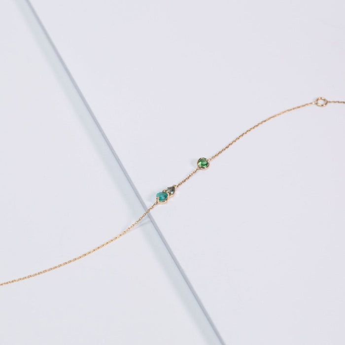 Bracelet en Or jaune décoré d'un subtil mélange de Saphir vert, Emeraude et Tsavorite | Bijoux pour femme | La Ruée