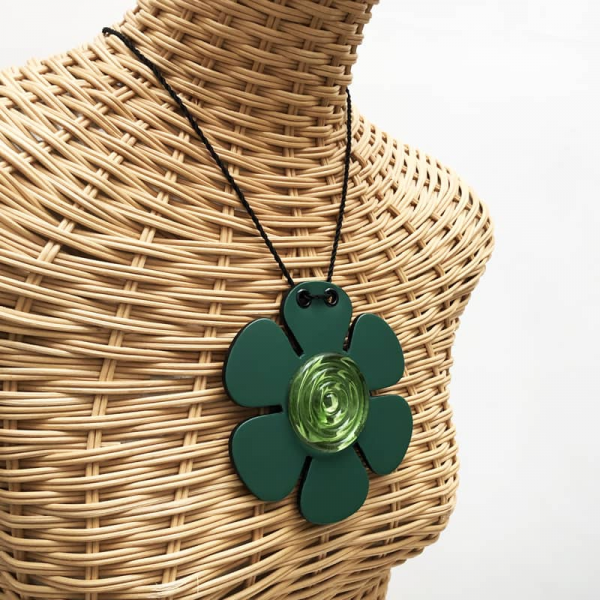 Collier design fleur pop vert
