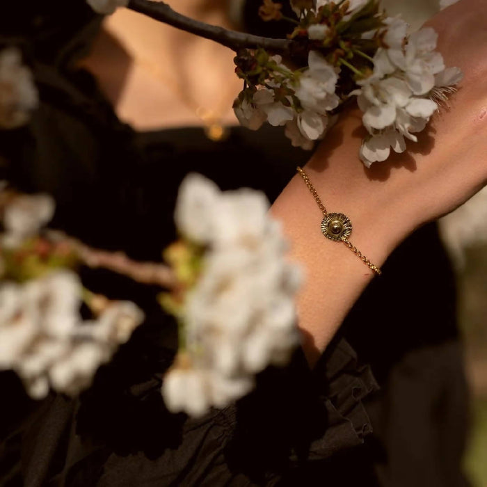 Bracelet chaine fine et fleur en laiton doré